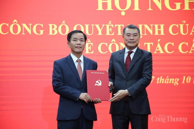 Ông Lê Minh Hưng, Ủy viên Bộ Chính trị, Bí thư Trung ương Đảng, Trưởng Ban Tổ chức Trung ương đã trao Quyết định của Bộ Chính trị về việc điều động, chỉ định ông Nguyễn Văn Phương giữ chức Bí thư Tỉnh uỷ Quảng Trị nhiệm kỳ 2025 - 2030