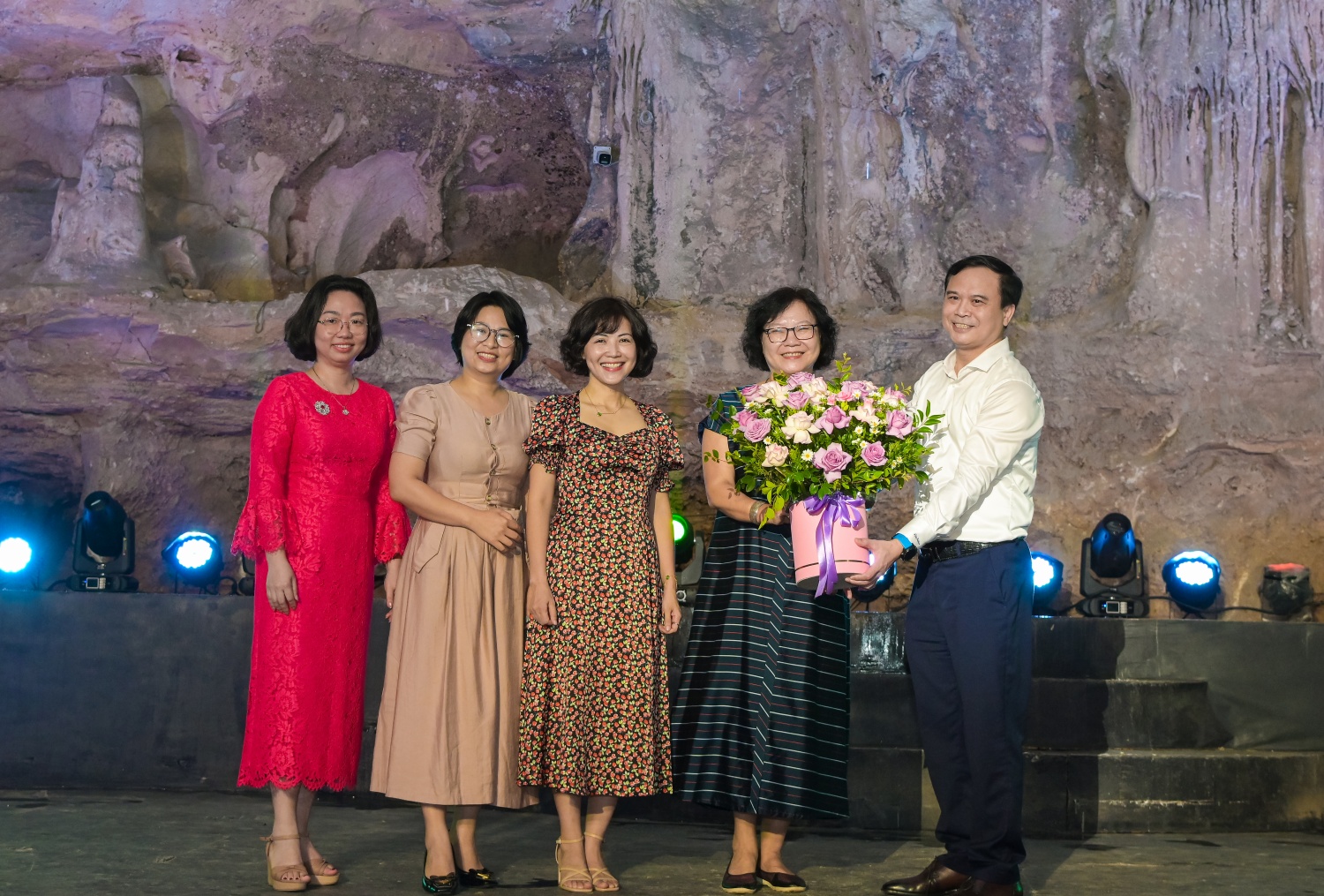 Đồng chí Đặng Văn Huệ – Chủ tịch Công đoàn Bộ máy Quản lý & Điều hành Petrovietnam tặng hoa chúc mừng đ/c nguyên Lãnh đạo Công đoàn Cơ quan Tập đoàn, các đ/c nữ Lãnh đạo Công đoàn BMQL&ĐH và khách mời Đồng chí Đặng Văn Huệ – Chủ tịch Công đoàn Bộ máy Quản lý & Điều hành Petrovietnam tặng hoa chúc mừng đ/c nguyên Lãnh đạo Công đoàn Cơ quan Tập đoàn, các đ/c nữ Lãnh đạo Công đoàn BMQL&ĐH và khách mời