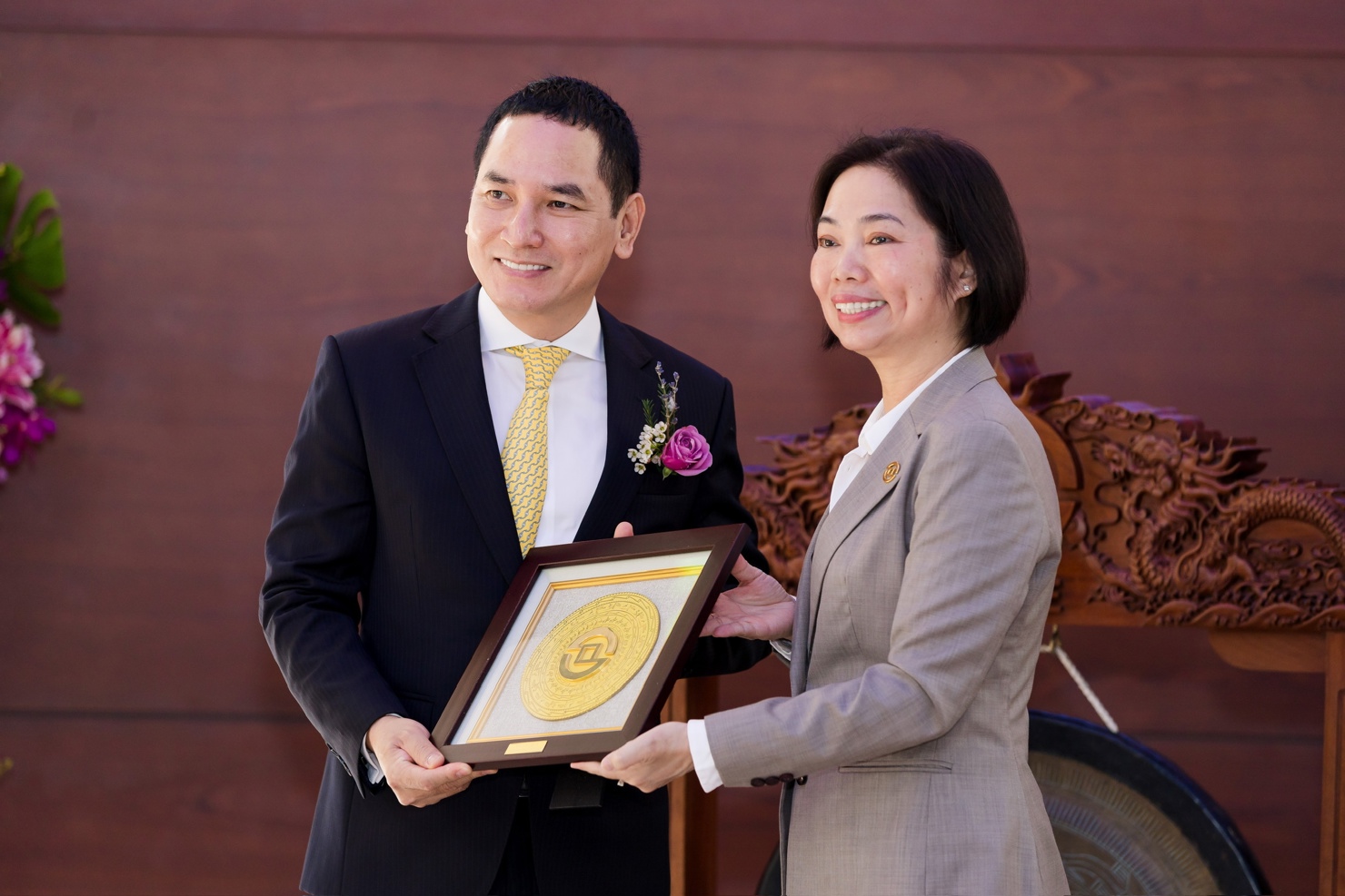 B&agrave; Trần Anh Đ&agrave;o, Ph&oacute; Tổng Gi&aacute;m đốc Phụ tr&aacute;ch Ban Điều H&agrave;nh Sở GDCK TPHCM &nbsp;&ocirc;ng Nguyễn Xu&acirc;n Minh, Chủ tịch TCBS tại buổi lễ&nbsp;trao quyết định ni&ecirc;m yết.