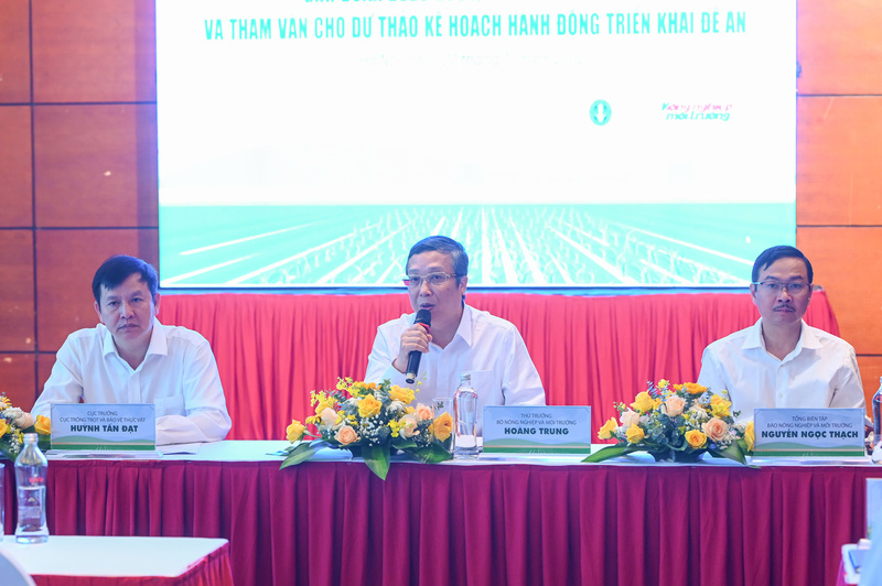 Thứ trưởng Bộ Nông nghiệp và Môi trường Hoàng Trung cùng ông Huỳnh Tấn Đạt (Cục trưởng Cục Trồng trọt và Bảo vệ thực vật), ông Nguyễn Ngọc Thạch (Tổng Biên tập Báo Nông nghiệp và Môi trường) điều hành phiên thảo luận tại Hội nghị công bố Đề án 'Sản xuất giảm phát thải lĩnh vực trồng trọt giai đoạn 2025-2035, tầm nhìn đến 2050' sáng 22/10. Ảnh: NNVN