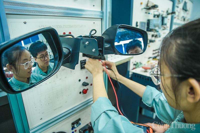 Sự kiên trì của họ được đền đáp bằng những thành tích học tập và khả năng thực hành đáng ngưỡng mộ, chứng minh vai trò quan trọng của phái nữ trong kỹ thuật.