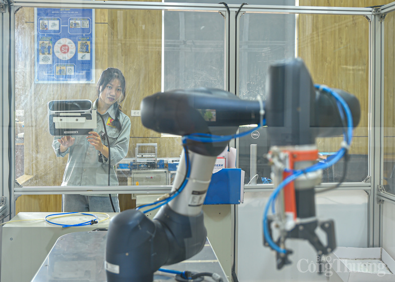 Bạn Phạm Thị Thu - một trong những nữ sinh hiếm hoi rất đam mê về kỹ thuật cũng như chế tạo robot đang tự tin vận hành cánh tay robot phức tạp.