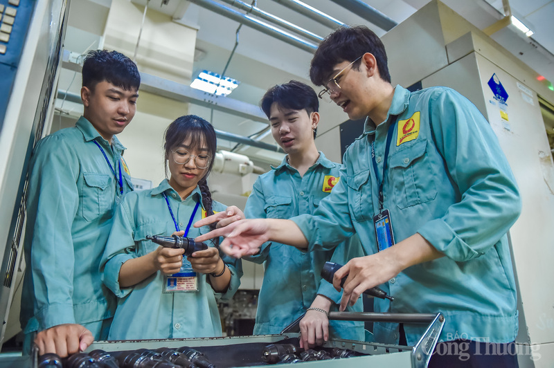 Nhiều cô gái phải đối mặt với sự ngạc nhiên, thậm chí là phản đối từ gia đình. Lê Thị Huyền Trang - sinh viên năm cuối chia sẻ: lúc đầu gia đình cô cũng ngăn cản vì đây là công việc dành cho nam giới.