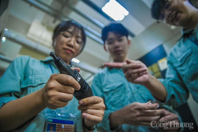 Tuy nhiên, được sự động viên của người anh trai đã học tại trường, Huyền Trang càng quyết tâm chứng minh cho gia đình thấy sự lựa chọn của mình là đúng đắn. Đến nay là năm cuối, nữ kỹ sư Huyền Trang đã có thể tự tin bước vào những nhà máy hiện đại, hay đơn giản là tự sửa chữa những động cơ đơn giản tại nhà.