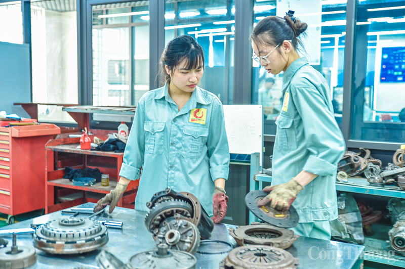 Áo quần lấm lem dầu mỡ, đôi tay chai sạn vì cầm cờ lê, tô vít và đồng hồ ampe là hình ảnh quen thuộc của những cô gái này.