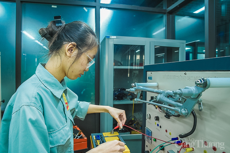 Những bông hồng tay cầm cờ lê, dầu mỡ... 'bắt bệnh' động cơ hiện đại - 15