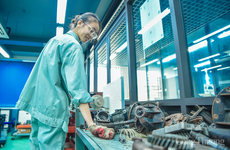 Từ những chi tiết nhỏ nhất đến hệ thống phức tạp, những cô gái này đang xây dựng tương lai ngành cơ khí bằng sự cẩn trọng và độ chính xác cao, phẩm chất rất cần thiết trong kỹ thuật.