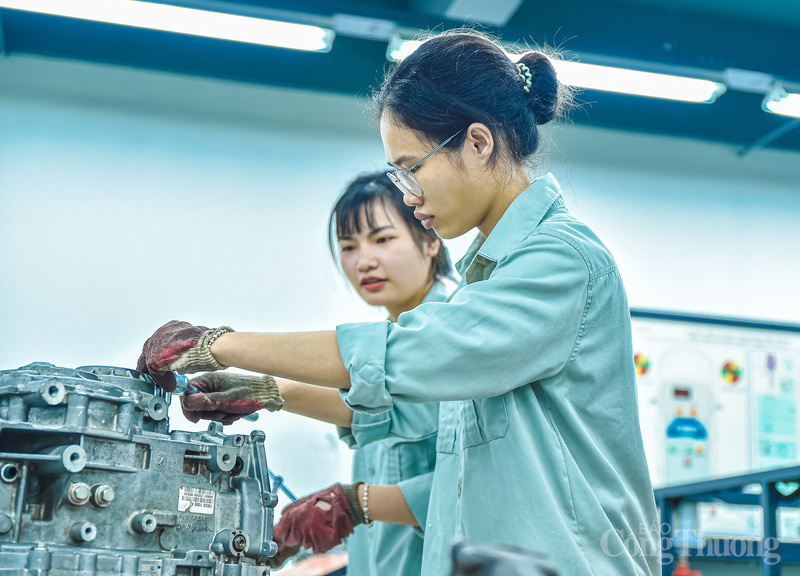 Môi trường học tập khắc nghiệt không làm họ nản lòng. Ngược lại, họ nhận được sự giúp đỡ tận tình từ thầy cô và bạn bè, đồng thời tự tôi luyện bản lĩnh trong xưởng thực hành.