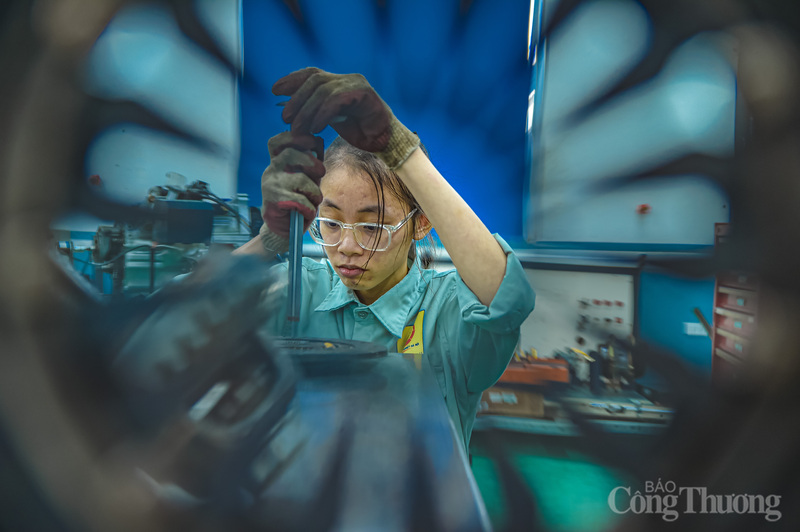 Bạn Đỗ Hoài Linh - sinh viên năm cuối thành thật chia sẻ về những lần bất cẩn làm rơi đồ, bị đứt tay hay xây xước trong quá trình thực hành. Nhưng chính những lần đó đã trở thành bài học quý giá, giúp cô luôn tỉ mỉ, chỉnh chu hơn trong từng công việc, từng thao tác.