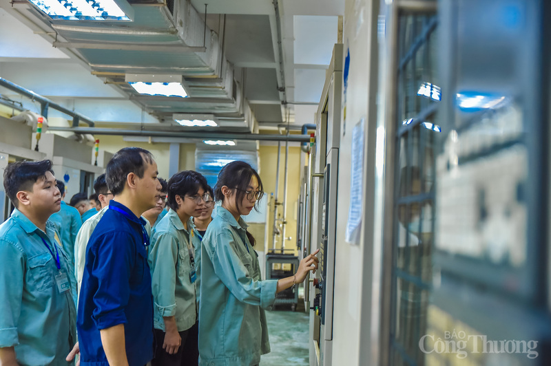 Tất cả đều phải vượt qua sự ngạc nhiên, thậm chí là phản đối từ gia đình. Lời động viên lớn nhất của họ chính là niềm đam mê kỹ thuật, và họ chấp nhận sự cô đơn, thách thức ban đầu để theo đuổi mục tiêu.