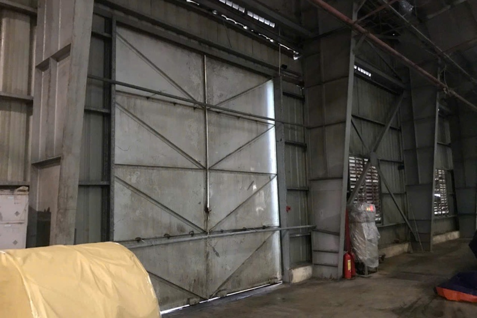 Khu vực nhà máy sản xuất bao bì đã được chằng chống để đảm bảo an toàn trước thời tiết xấu. Khu vực nhà máy sản xuất bao bì đã được chằng chống để đảm bảo an toàn trước thời tiết xấu.