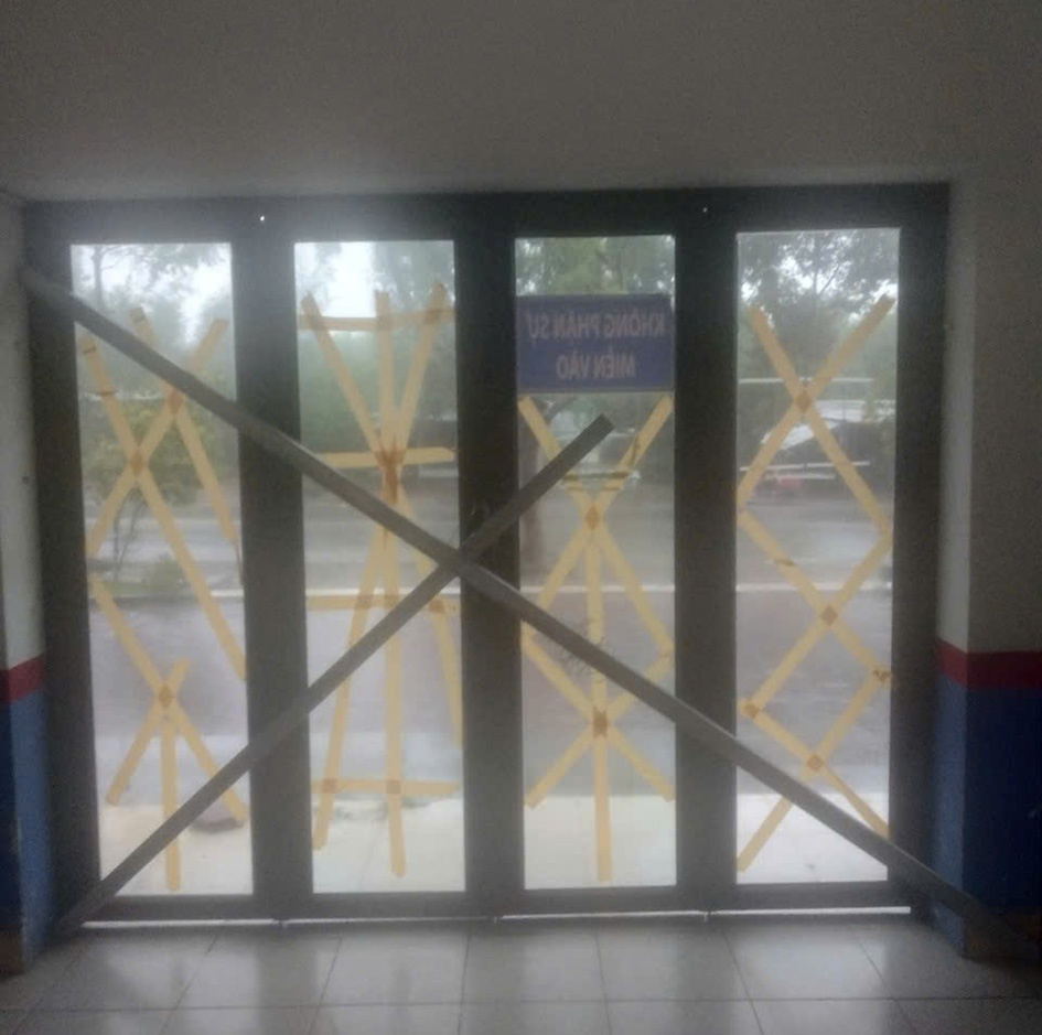 Cửa tại các khu vực nhà ở tập thể được gia cố kỹ càng. Cửa tại các khu vực nhà ở tập thể được gia cố kỹ càng.