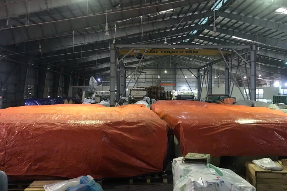 Các vật tư, thiết bị được phủ bạt, che chắn kỹ càng. Các vật tư, thiết bị được phủ bạt, che chắn kỹ càng.