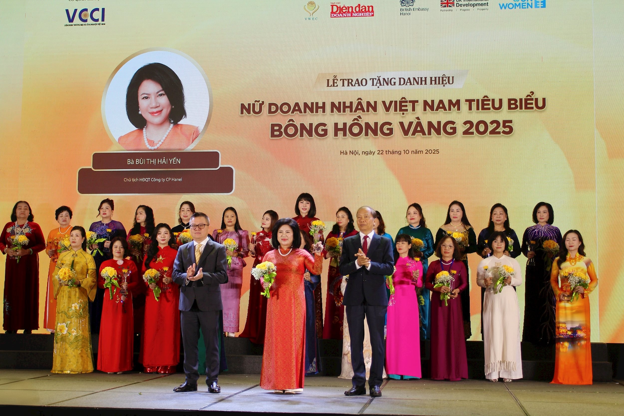 Chủ tịch H ĐQT nhận danh hiệu Bông Hồng Vàng 2025