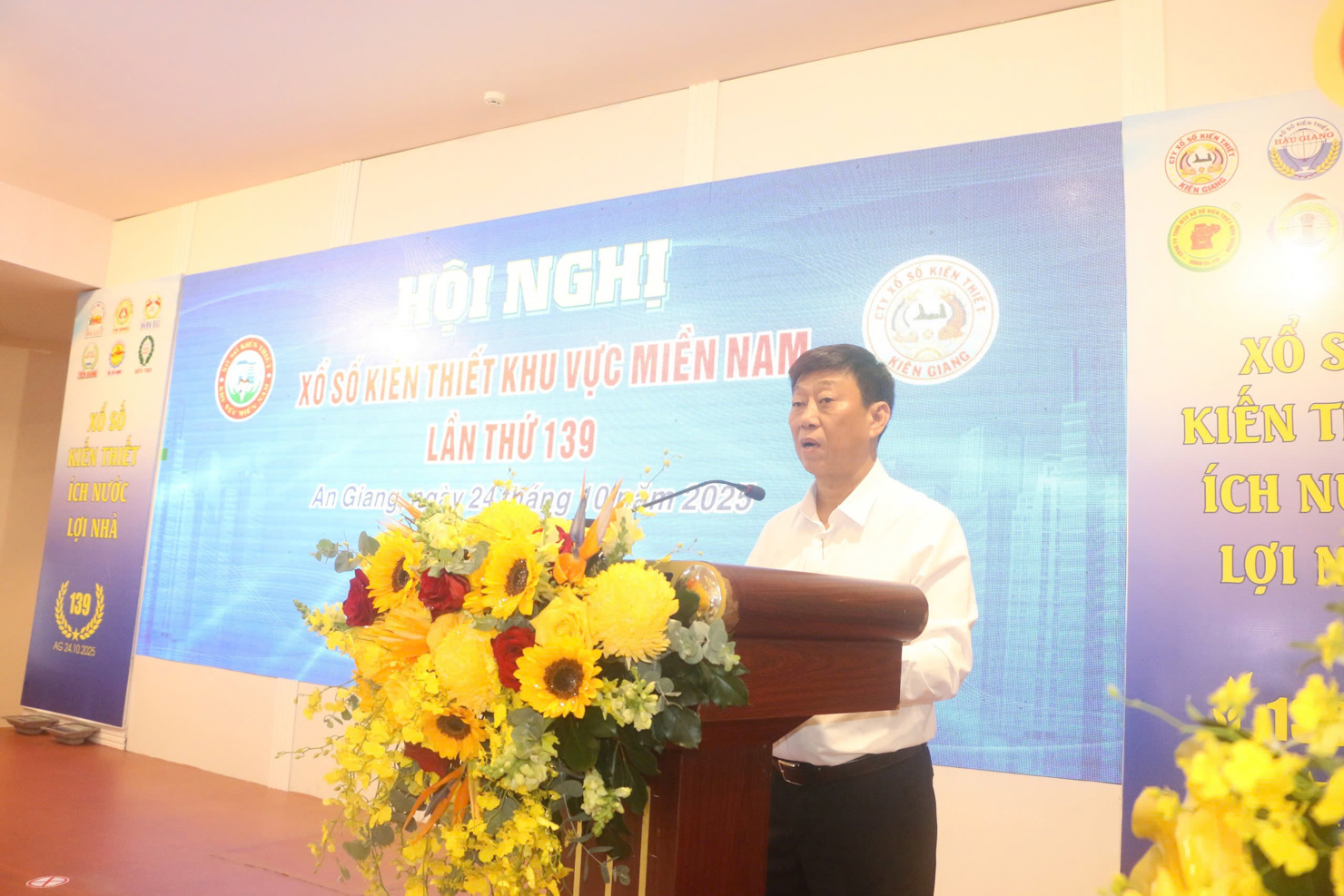 &Ocirc;ng Dương Minh T&uacute; - Ph&oacute; Chủ tịch Hội đồng Xổ số Khu vực miền Nam b&aacute;o c&aacute;o tại Hội nghị.