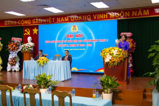 Bà Nguyễn Thị Hà - Chủ tịch Công đoàn PV Power NT2 phát biểu Bà Nguyễn Thị Hà - Chủ tịch Công đoàn PV Power NT2 phát biểu