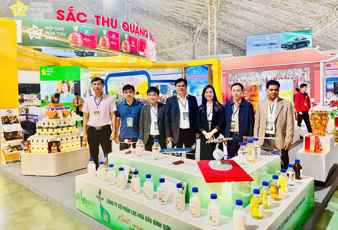 Ông Trần Phước Hiền – Phó Chủ tịch UBND tỉnh Quảng Ngãi và đại diện các Sở, ngành của tỉnh tham quan gian hàng BSR.