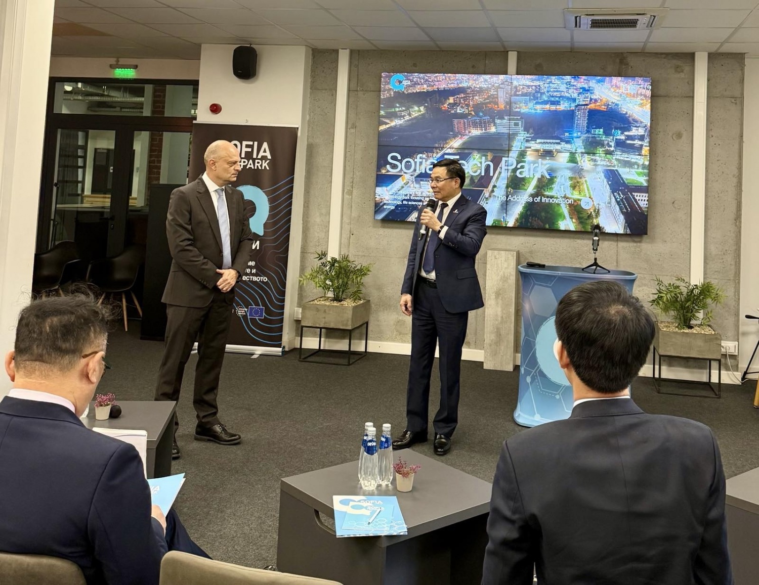 Petrovietnam tăng cường hợp tác năng lượng, công nghiệp và điện hạt nhân với Bulgaria Petrovietnam tăng cường hợp tác năng lượng, công nghiệp và điện hạt nhân với Bulgaria