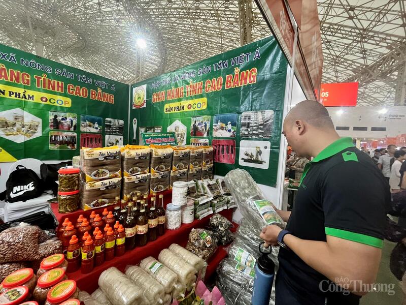 Tại Hội chợ Mùa Thu lần thứ nhất - 2025, sản phẩm của Hợp tác xã Nông sản Tân Việt Á được nhiều người tiêu dùng quan tâm. Ảnh: P.C