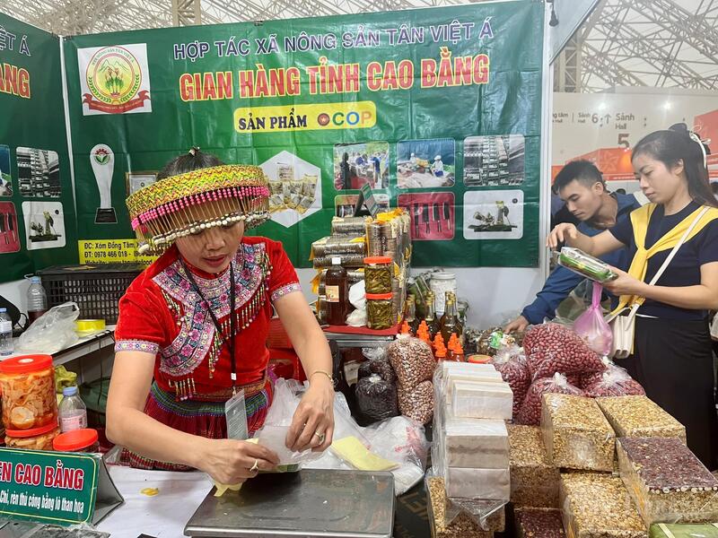 Chị Dần vừa giới thiệu các mặt hàng, vừa đóng gói sản phẩm cho khách mua hàng. Ảnh: P.C