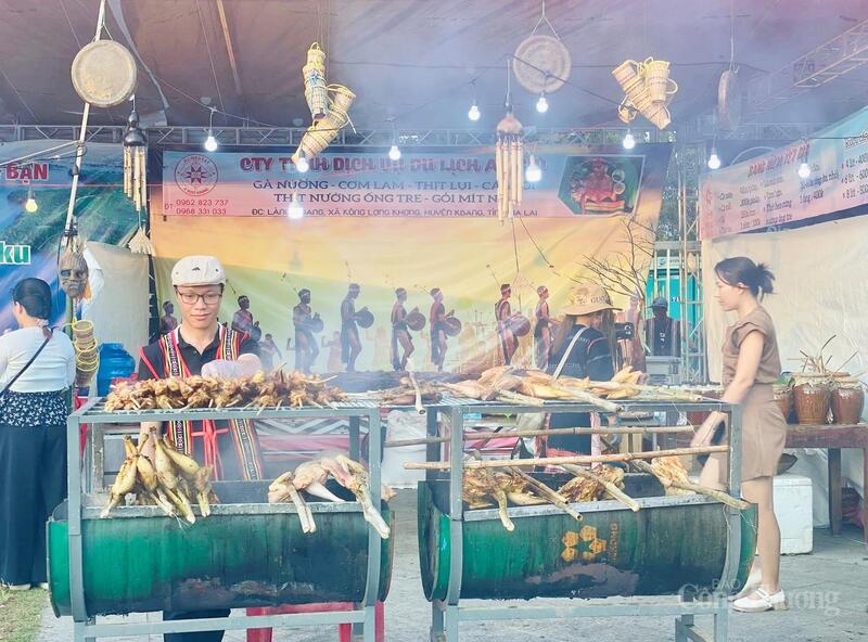 Đặc sản gà nướng - cơm lam của tỉnh Gia Lai tại Lễ hội “Thu mỹ vị” (Hội chợ Mùa Thu lần thứ nhất - 2025). Ảnh: Hoàng Phát