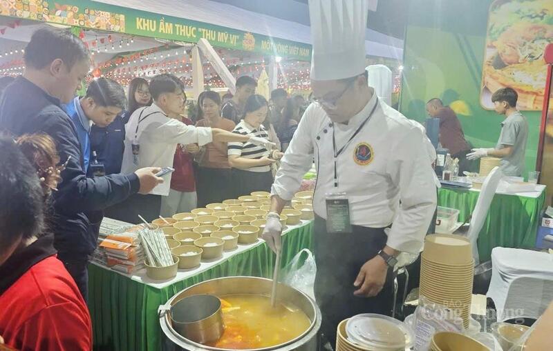 Anh Trần Bửu Thưởng, Bếp trưởng Khách sạn Mường Thanh Quy Nhơn phục vụ món bún chả cá Quy Nhơn cho du khách. Ảnh: Hoàng Phát