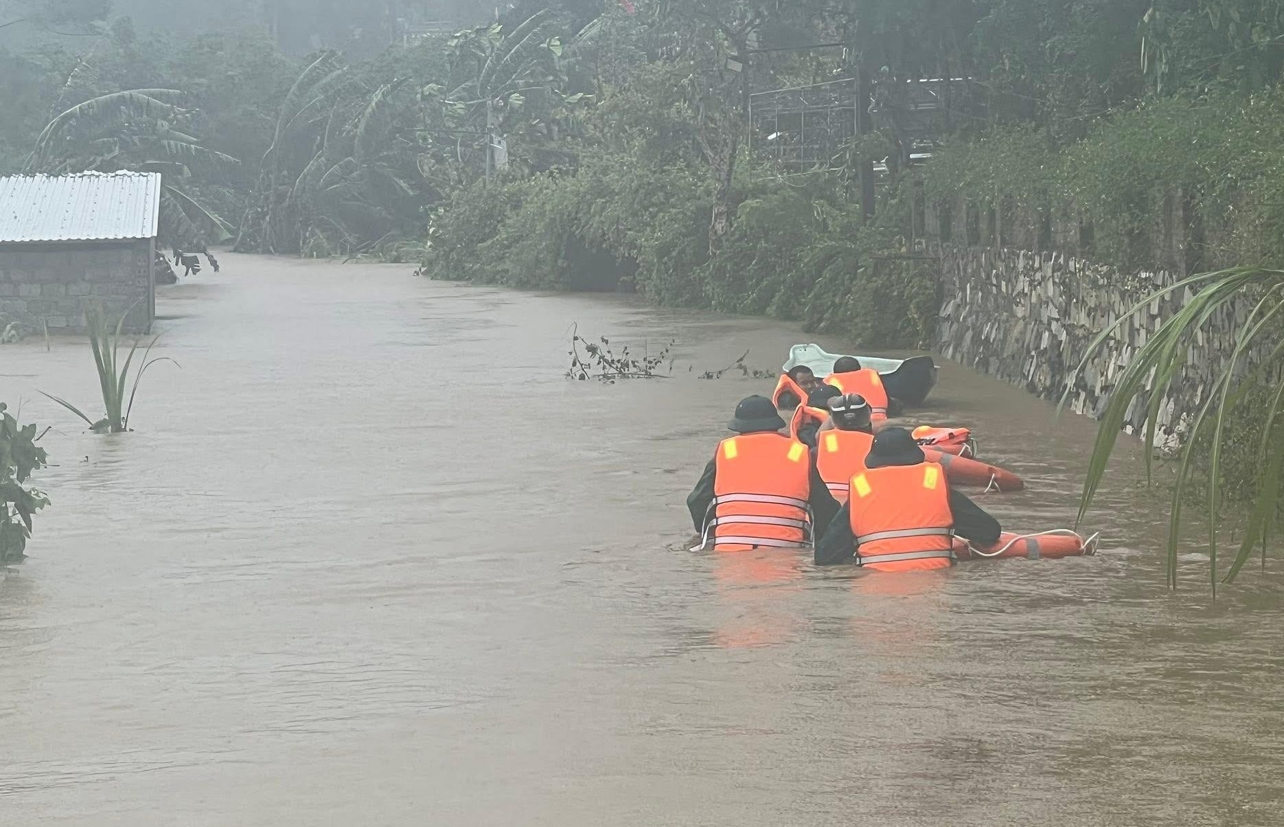 Lực lượng cứu hộ người dân di chuyển ra khỏi vùng lũ (ảnh: CTV).