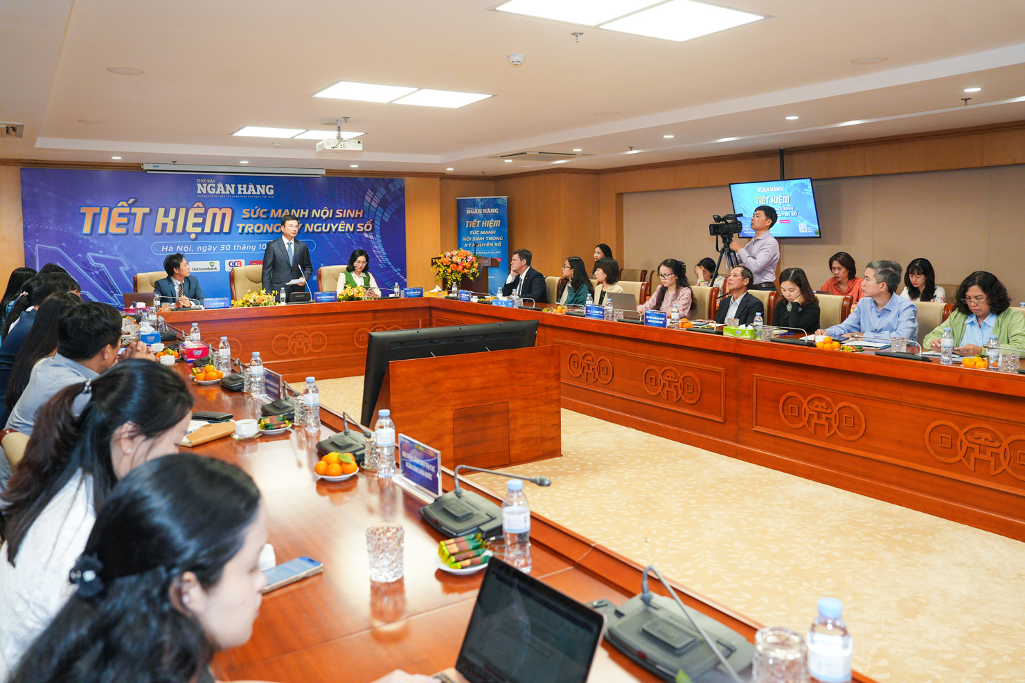 Toàn cảnh Tọa đàm “Tiết kiệm - Sức mạnh nội sinh trong kỷ nguyên số”.