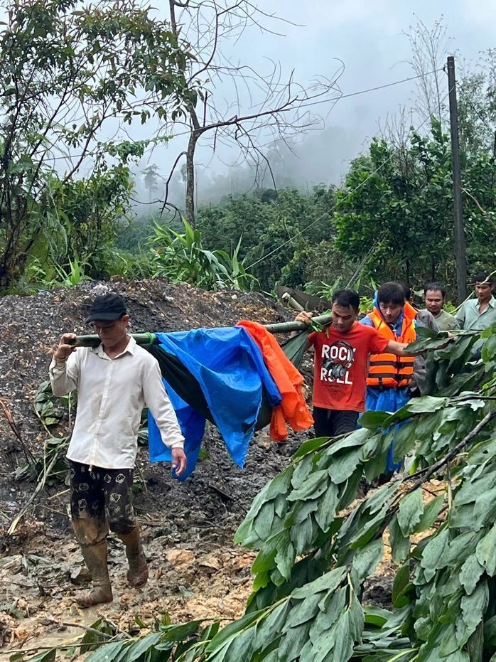 Lực lượng chức năng xuyên đêm gánh các nạn nhân trong vụ sạt lở đất để giành giật sự sống cho những người bị nạn. Ảnh: Tuệ Lâm