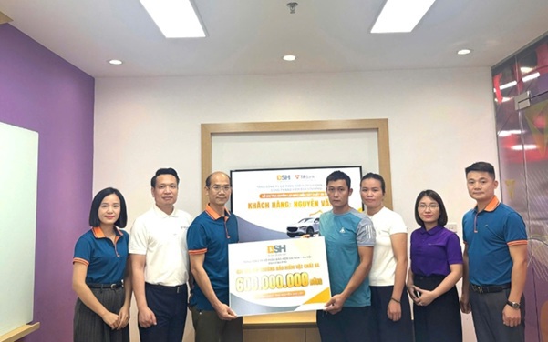 Doanh nghiệp bảo hiểm chi trả quyền lợi cho khách hàng gặp rủi ro.