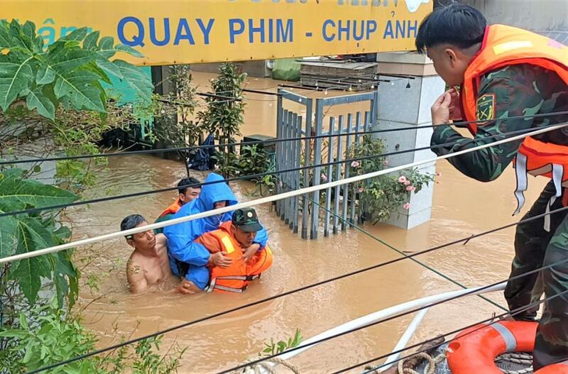 Bất kể ngày đêm, lực lượng ứng cứu của bộ đội, công an luôn có mặt tại điểm nóng để giải cứu người dân. Ảnh: Tuệ Lâm