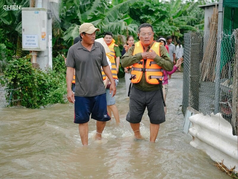 Cán bộ, chiến sỹ Công an Lâm Đồng đưa người dân ra khỏi vùng ngập. Ảnh: Công an cung cấp