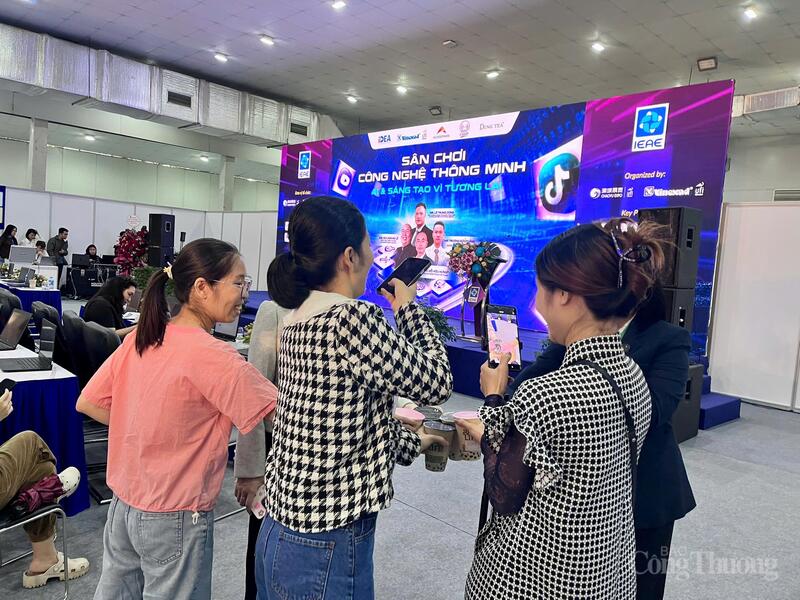 Các bạn trẻ tham dự chia sẻ những trải nghiệm thú vị tại chương trình.