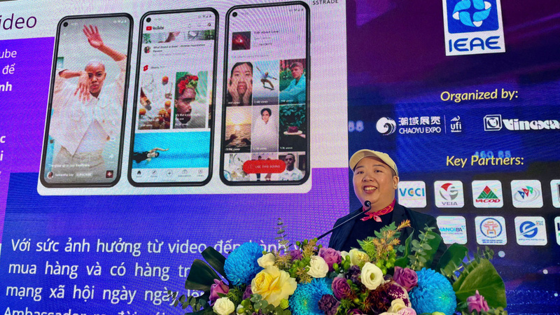Bà Bùi Hoàng Lê, Giám đốc Talent House ACCESSTRADE Việt Nam, đại diện nhóm KOC Việt Nam chia sẻ tại sự kiện