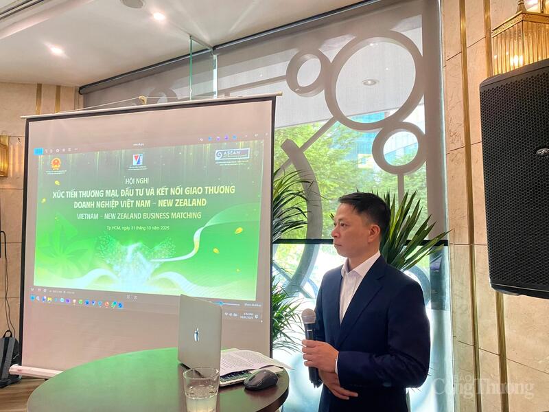 Ông Đỗ Hữu Tùng, Bí thư thứ Nhất, Thương vụ Việt Nam tại New Zealand phát biểu tại hội nghị.