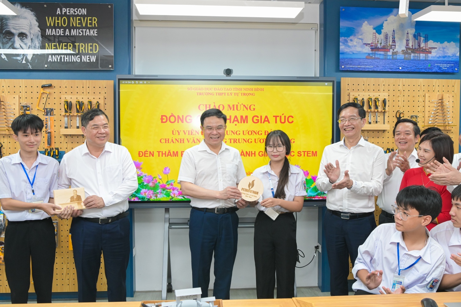 Tại phòng thực hành STEM, các em học sinh đã trực tiếp chế tác những món quà lưu niệm bằng máy khắc và gửi tặng đồng chí Phạm Gia Túc - Ủy viên Trung ương Đảng, Chánh Văn phòng Trung ương Đảng và đồng chí Lê Mạnh Hùng – Bí thư Đảng ủy, Chủ tịch HĐTV Petro