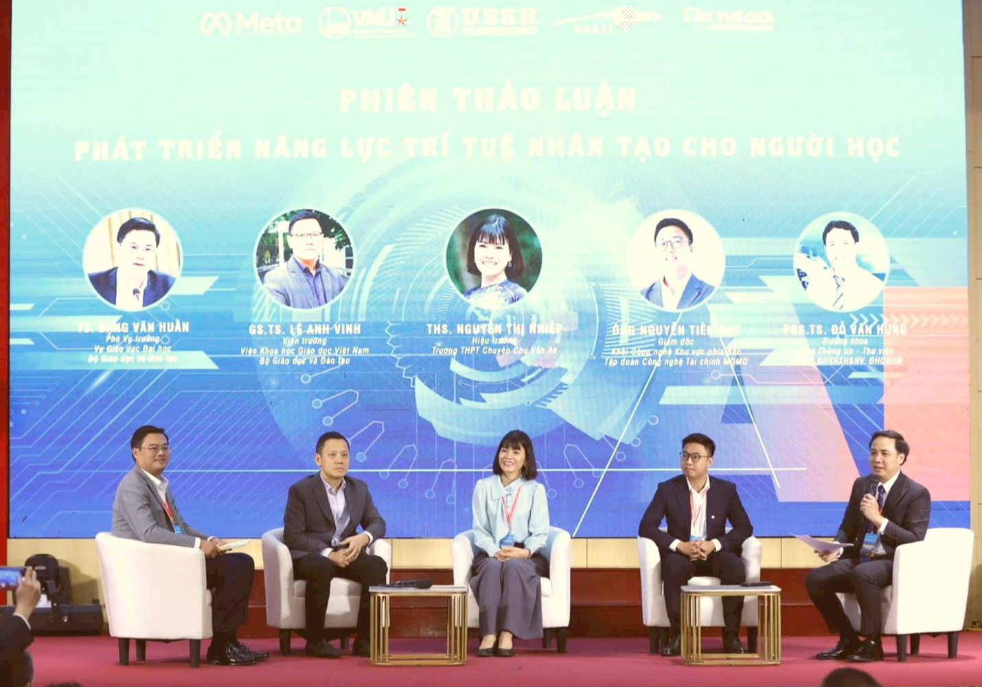 Hội thảo “Phát triển năng lực AI cho người học" do do Trường Đại học Khoa học Xã hội và Nhân văn, Đại học Quốc gia Hà Nội phối hợp cùng Tập đoàn Meta, Hội Thông tin Khoa học và Công nghệ Việt Nam và Tạp chí Một Thế Giới tổ chức.