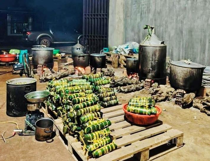 500 chiếc bánh tét xanh mướt chuẩn bị được gửi tới đồng bào vùng lũ. Ảnh: Hoàng Phát