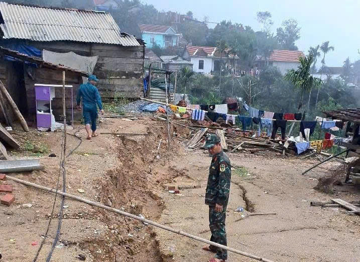 Hiện tượng sụt lún xuất hiện nay khu dân cư Trà Vân (xã Tây Trà Bồng). Ảnh: Tuệ Lâm