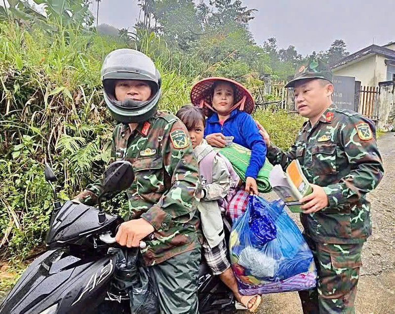 Chính quyền địa phương khẩn cấp di dời các hộ dân đến nơi tránh trú an toàn. Ảnh: Tuệ Lâm