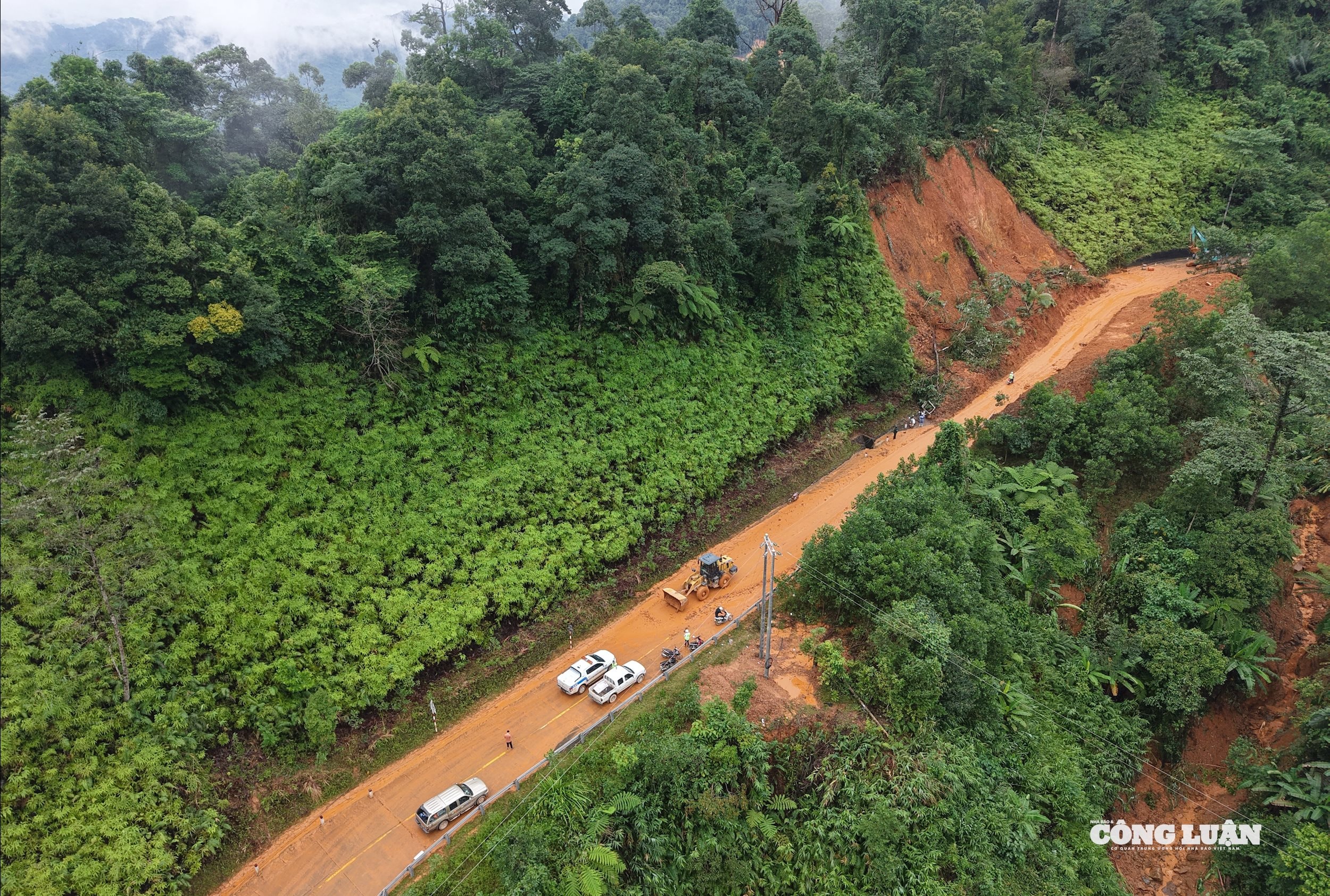 Trao đổi với PV Báo Nhà báo và Công luận, ong Trần Quang Thanh - Giám đốc Khu quản lý đường bộ II (Cục Đường bộ Việt Nam) cho biết, đơn vị đang tổng hợp đánh giá mức độ thiệt hại. Đồng thời phối hợp với các địa phương để có phương án khắc phục lâu dài, nhất là tại những khu vực có nguy cơ sạt trượt cao.