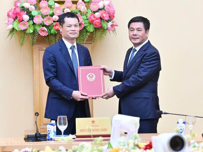 Bộ trưởng trao quyết định về công tác cán bộ đối với ông Đỗ Quốc Hưng.