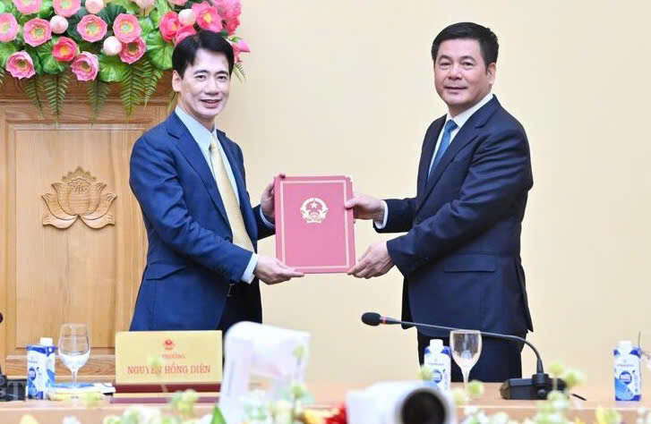 Bộ trưởng trao quyết định về công tác cán bộ đối với ông Tạ Hoàng Linh.