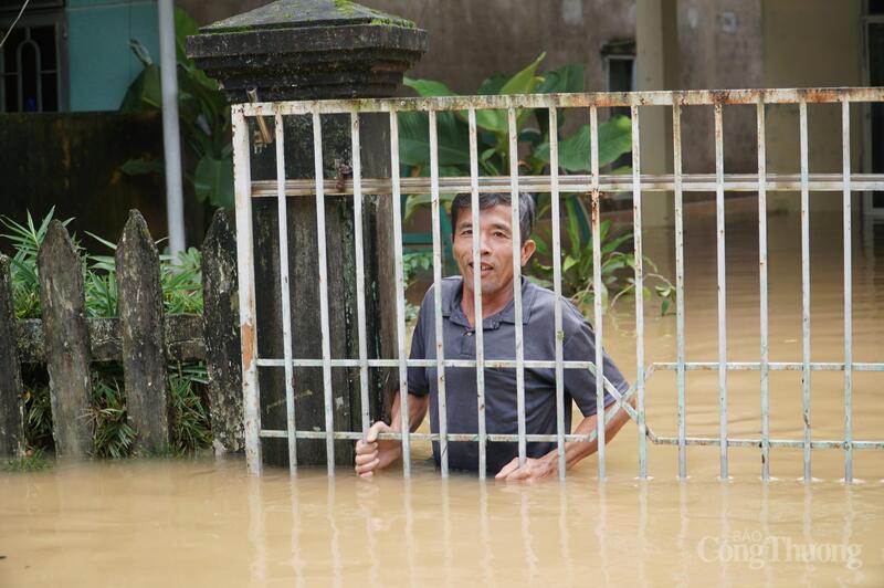 TP. Đà Nẵng chủ động triển khai công tác phòng, chống cơn bão Kalmaegi (bão số 13). Trong ảnh, nhà người dân ở thôn Đông Hòa (phường Hòa Xuân) ngập sâu trong đợt mưa lũ cuối tháng 10/2025.