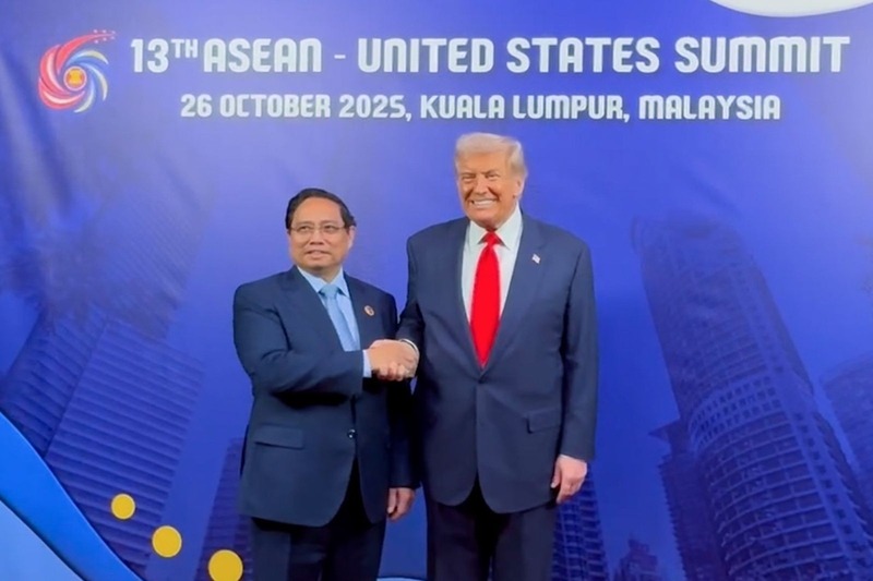 Thủ tướng Phạm Minh Chính gặp Tổng thống Hoa Kỳ Donald Trump tại Hội nghị Cấp cao ASEAN - Hoa Kỳ lần thứ 13. Ảnh: TTXVN
