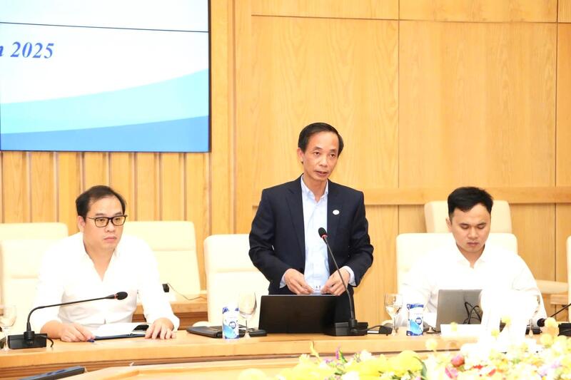 Đại diện Tập đoàn Than - Khoáng sản Việt Nam phát biểu tại cuộc họp.