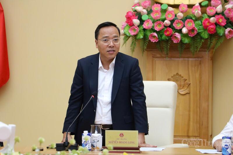 Thứ trưởng Bộ Công Thương Nguyễn Hoàng Long chủ trì cuộc họp.