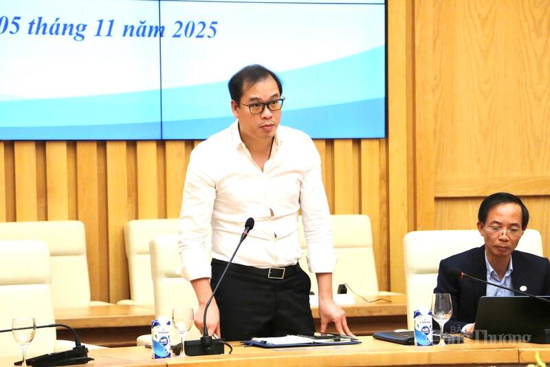 Đại diện Tập đoàn Xăng dầu Việt Nam phát biểu tại cuộc họp.