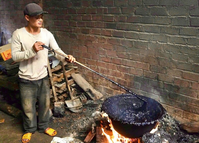 Một chất phụ gia để trộn với cà phê không rõ nguồn gốc, màu đen sì , đặc quánh. Ảnh: CACC