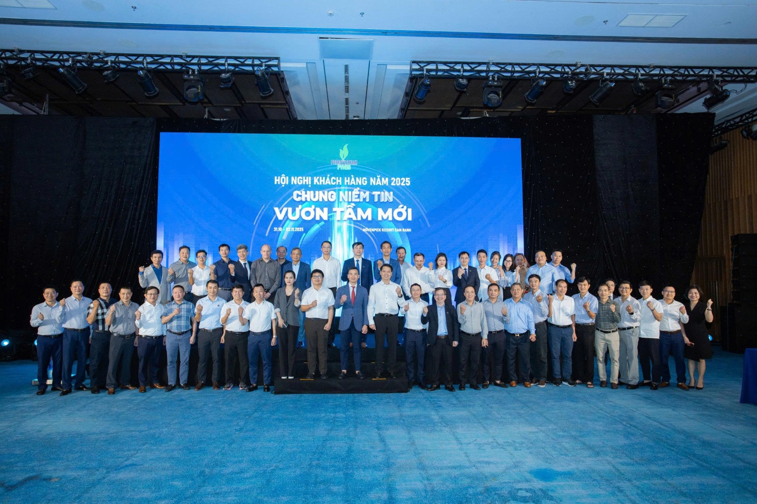 Các đại biểu khách mời, đối tác của PVNDB chụp ảnh lưu niệm tại Hội nghị